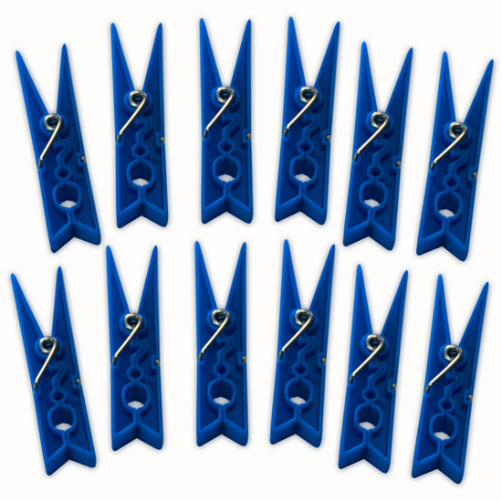 Capa dúzia de prendedores de roupas azul